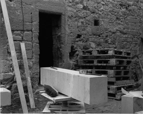 chantier de la cour des frères © Beatrix von Conta, études en noir et blanc pour le projet, Pièces, le lieu à l’oeuvre, une commande de la Chartreuse à Beatrix von Conta, 2002 chantier de la cour des frères © Beatrix von Conta, études en noir et blanc pour le projet, Pièces, le lieu à l’oeuvre, une commande de la Chartreuse à Beatrix von Conta, 2002