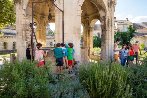 photos enfants cloître Saint-Jean